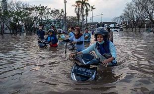 Banjir Rob Kembali Rendam Kawasan Pelabuhan Semarang, Ini Foto-Fotonya