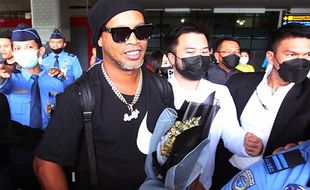 Perkuat RANS FC, Legenda Sepak Bola Brasil Ronaldinho Tiba di Indonesia