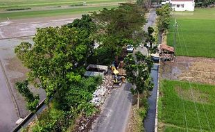 Ekskavator Keruk Tumpukan Sampah di Juwiring Klaten, Begini Kondisinya