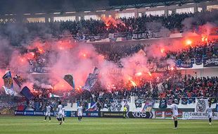 Suporter Nyalakan Flare Ganggu Laga Uji Coba PSIS Semarang vs Arema FC