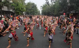 Ratusan Penari Tampilkan Tari Gatotkaca di CFD Solo, Ini Foto-Fotonya