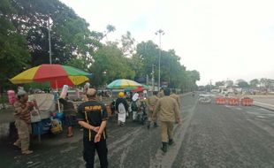 Satpol PP Bubarkan PKL di Depan Masjid Agung Karanganyar