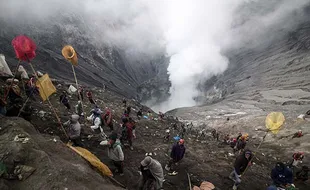 Yadnya Kasada, Ritual Suku Tengger Larung Sesaji ke Kawah Gunung Bromo