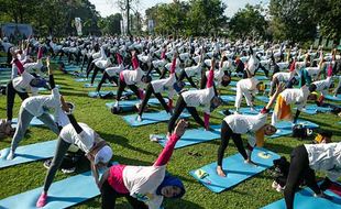 Hari Yoga Internasional, Ratusan Warga Ikuti Yoga Massal di Prambanan