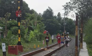 Bahaya! Banyak Anak Main Layangan Di Rel KA Dekat Simpang Joglo Solo