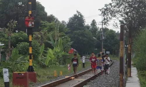 Bahaya! Banyak Anak Main Layangan Di Rel KA Dekat Simpang Joglo Solo