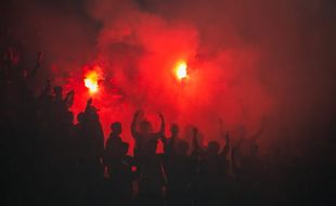 Suporter Nyalakan Flare di Stadion Manahan, Begini Sikap Panpel