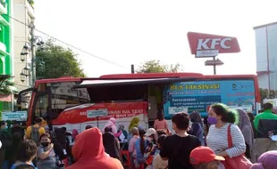 Warga Serbu Bus Vaksinasi Covid-19 di CFD Solo, Sampai Antre Panjang