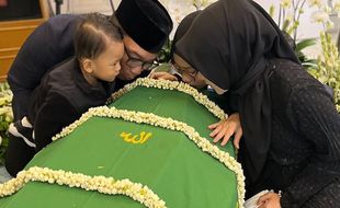 Makna Keluarga Ridwan Kamil Cium Peti Jenazah sebelum Eril Dimakamkan