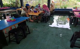 Unik! Di Warung Ini, Pengunjung Santap Kuliner Sambil Terapi Ikan