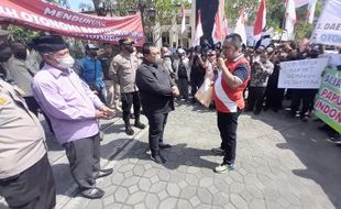 Sampaikan Ini, Seratusan Warga Solo Unjuk Rasa Di Gedung DPRD