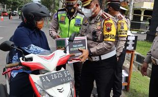 Asyik! Operasi Patuh Candi di Magelang Diwarnai Aksi Bagi-bagi Helm