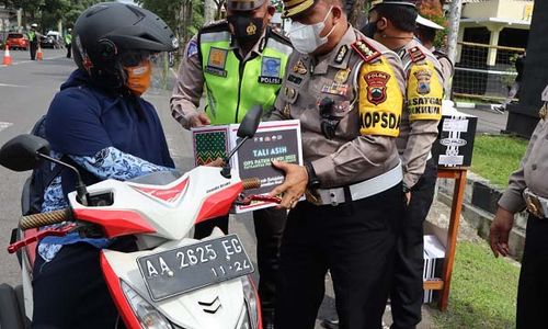 Asyik! Operasi Patuh Candi di Magelang Diwarnai Aksi Bagi-bagi Helm