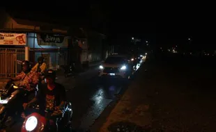 Cegah Kendaraan Melintas, Warga Sekitar Simpang Joglo Solo Tutup Gang