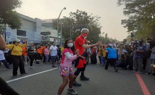 Seru! Gubernur Jateng Ganjar Pranowo Ikut Menari di CFD Solo