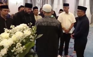 Momen Ganjar Pranowo dan Khofifah Melayat di Gedung Pakuan Bandung