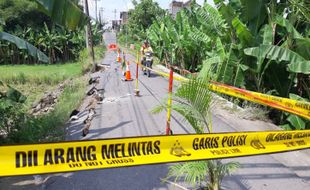 Jalan Penghubung Antar-Kalurahan di Bantul Ambles, Pengendara Hati-Hati