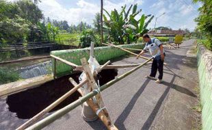 Jembatan Tua di Sleman Ambles, Warga Bangun Jembatan Bambu Sementara