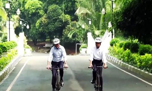 Momen Jokowi Gowes Bareng PM Baru Australia Pakai Sepeda Bambu