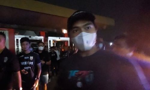 Saksikan Persis Solo, Kaesang Pakai Kaos PSS Sleman