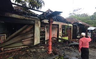 Kebakaran di Andong Boyolali, 2 Rumah, 1 Bengkel dan 5 Kendaraan Hangus