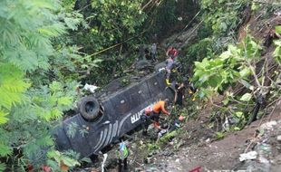 Bus Pariwisata Terjun ke Jurang Akibat Sopir Ngantuk, 3 Meninggal