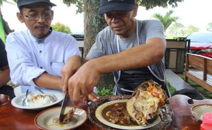 Tengkleng Ndas Kambing Klaten Masak 40 Kepala Sehari, Enggak Prengus?