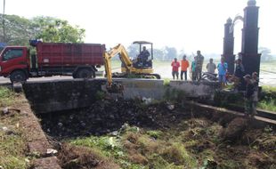 Edan! 15 Truk Angkut Sampah Berserakan di Jl Juwiring-Wonosari Klaten