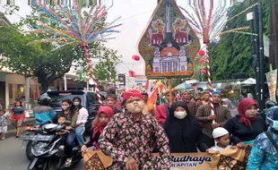 Meriah! Begini Serunya Kirab Sedekah Bumi di Siwalan Semarang