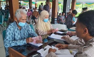 154 Keluarga Korban Bencana di Karanganyar Dapat Duit Tunai Segini