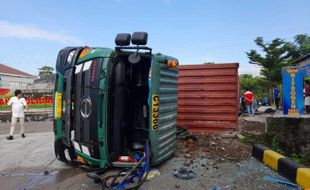 Kronologi Lengkap Laka Mobil dan Truk di Simpang Solidaritas Boyolali