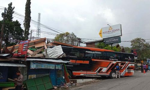 Bus Pariwisata dari Nganjuk Tabrak Warung di Tawangmangu Karanganyar