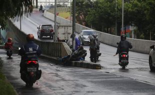 Jalan Licin, Motor Nyangkut Di Pembatas Jalan Flyover Manahan Solo