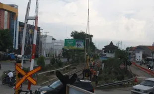 Sabtu-Minggu Siang, Lalu Lintas Simpang Joglo Solo Malah Lengang Lur