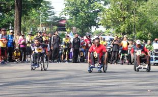 Seru! Polri, TNI, dan Warga Disabilitas Olahraga Bareng di Sukoharjo