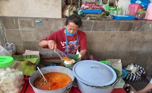 Bingung Mau Sarapan Apa? Nasi Liwet Bu Sri Pasar Gede Solo Saja...