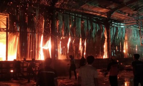 Pabrik Tripleks di Jumantono Karanganyar Terbakar