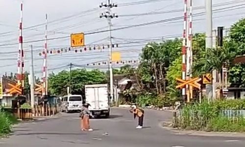 Berbahaya! 2 Perempuan Berfoto di Tengah Jalan Palang Krapyak Klaten