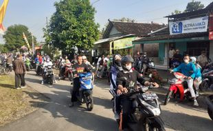 Wah, Ibu-Ibu Juron Sukoharjo Bawa Panci dan Wajan di Pawai Motor