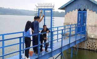 UNS Solo Cek Kualitas Air Waduk Delingan Karanganyar, Gimana Hasilnya?