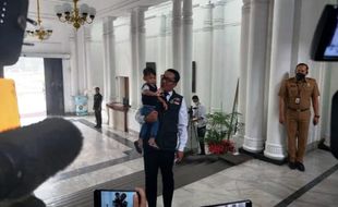 Momen Ridwan Kamil Ajak Adik Eril saat Ngantor Lagi di Gedung Sate