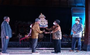 IKA UNS Beri Hibah Gamelan Raras Arrum Kepada PUI Javanologi UNS Solo