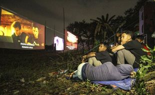 Nostalgia Layar Tancap, Nonton Bioskop Gerimis Bubar ala Jadul