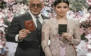 Yosh qizlarning mushuklari