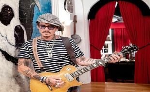 Johnny Depp Tunda Tur Konser di AS Akibat Cedera Pergelangan Kaki