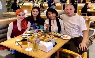 Sumi Hakim Kenang Rima Melati Saat Merintis Karier Peragawati