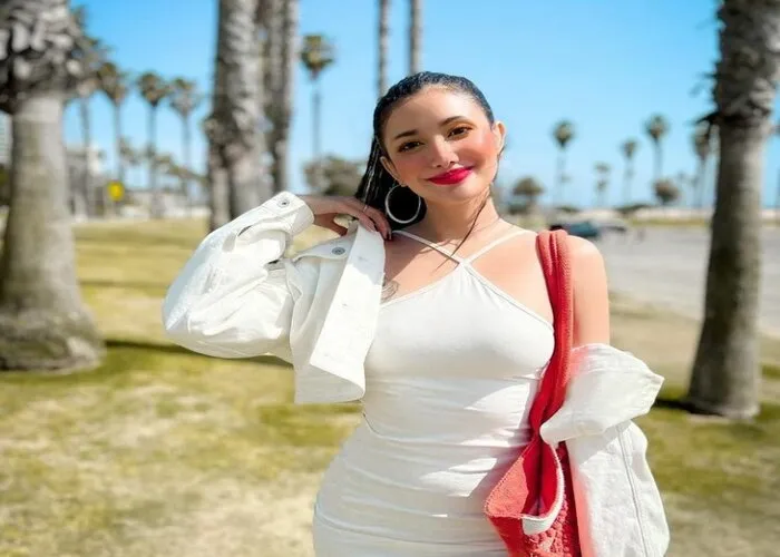 Erkak shimini onanizm qiladi. Ayollar hammomida yashirin kamera