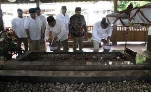 Ziarah ke Makam Mbah Liem Klaten, Sekjen Gerindra Bawa Nama Prabowo