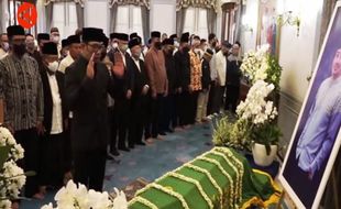 Penuh Haru, Ridwan Kamil Imami Ratusan Pejabat Salatkan Jenazah Eril