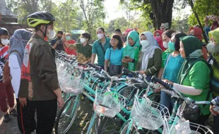 Wah, Gibran Bagikan Ratusan Sepeda Ke Ibu-Ibu Di Monjari Solo, Apa Apa?